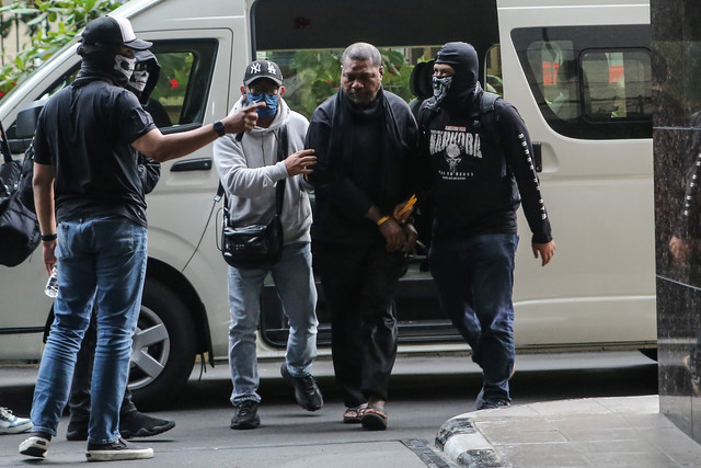Petugas mengawal tersangka kasus dugaan pengedar narkotika Basri Lewaimang (tengah) setibanya di Bareskrim Polri, Jakarta, Kamis (20/8/2026). Foto: Asprilla Dwi Adha/ANTARA FOTO