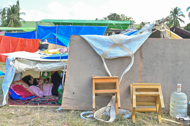 Pengungsi korban gempa bumi Nusa Tenggara Timur (NTT) beristirahat di dalam tenda posko pengungsian Lapangan Barangkolong, Reo, Kabupaten Manggarai, NTT, Kamis (20/8/2026). Foto: Fikri Yusuf/ANTARA FOTO
