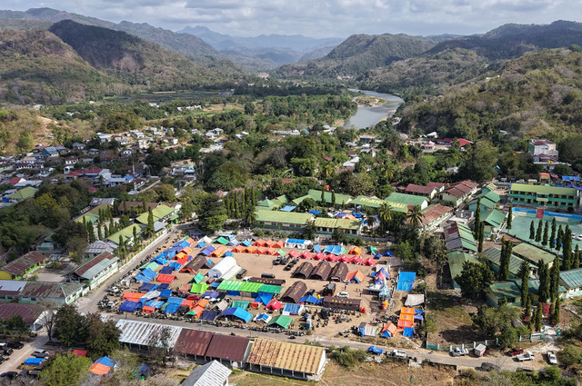 Foto udara posko pengungsian korban gempa bumi Nusa Tenggara Timur (NTT) di Lapangan Barangkolong, Reo, Kabupaten Manggarai, NTT, Kamis (20/8/2026). Foto: Fikri Yusuf/ANTARA FOTO