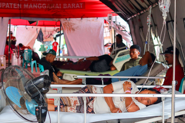 Sejumlah pasien menjalani perawatan di tenda darurat RSUD Komodo, Labuan Bajo, Manggarai Barat, NTT, Kamis (20/8/2026). Foto: ANTARA FOTO/Gecio Viana