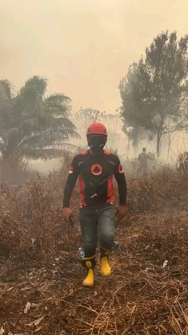 Petugas pemadam kebakaran bersama masyarakat berupaya memadamkan kebakaran yang melanda lahan karet milik masyarakat di Desa Tauk, Kecamatan Dedai, Kabupaten Sintang, Kalimantan Barat (11/08/2026) | Sumber: Dokumentasi milik Anton.