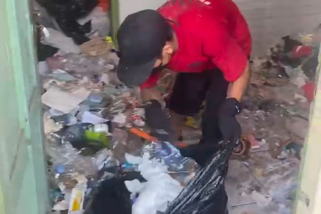 Kondisi kamar kos di Condongcatur, Sleman penuh dengan sampah dari air kencing hingga kandang kucing. Foto: Ade Roberta/Pembaca kumparan