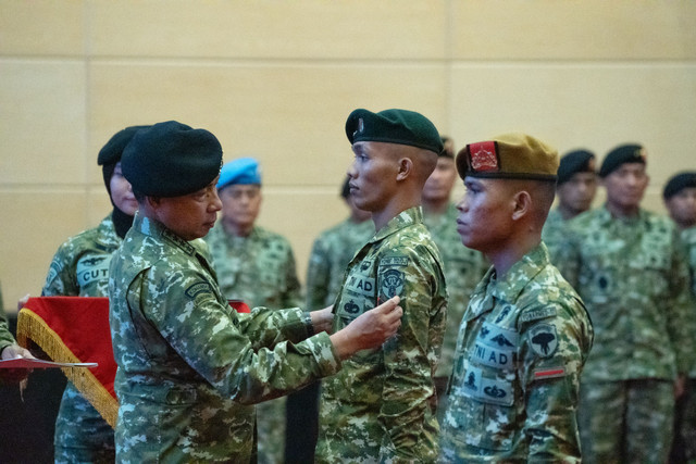 Sersan Dua (Serda) Irfan Farhan, anggota Yonif 112/DJ Kodam IM, dan Prajurit Dua (Prada) Donni Pinto Harahap, anggota Yonarmed 17/RC Kodam IM. Foto: Dok Puspen TNI