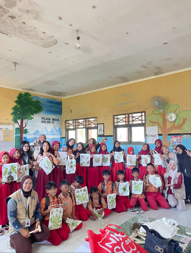 Mahasiswa KKN-PPM UNISRI Kelompok 94 berfoto bersama para siswa usai pelatihan ecoprint, Sabtu (25/7/2026) (Foto: Rusita Nurna Aulia Harun)