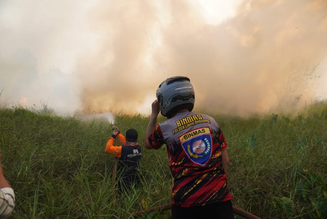 Petugas berusaha memadamkan Kebakaran Hutan dan Lahan (KARHUTLA) kini sasar Kawasan perkebunan di Jalan Caraka Jaya, Kelurahan Landasan Ulin Utara, Kota Banjarbaru, Kalimantan Selatan, Kamis (20/8/2026). Foto: Dok. Istimewa