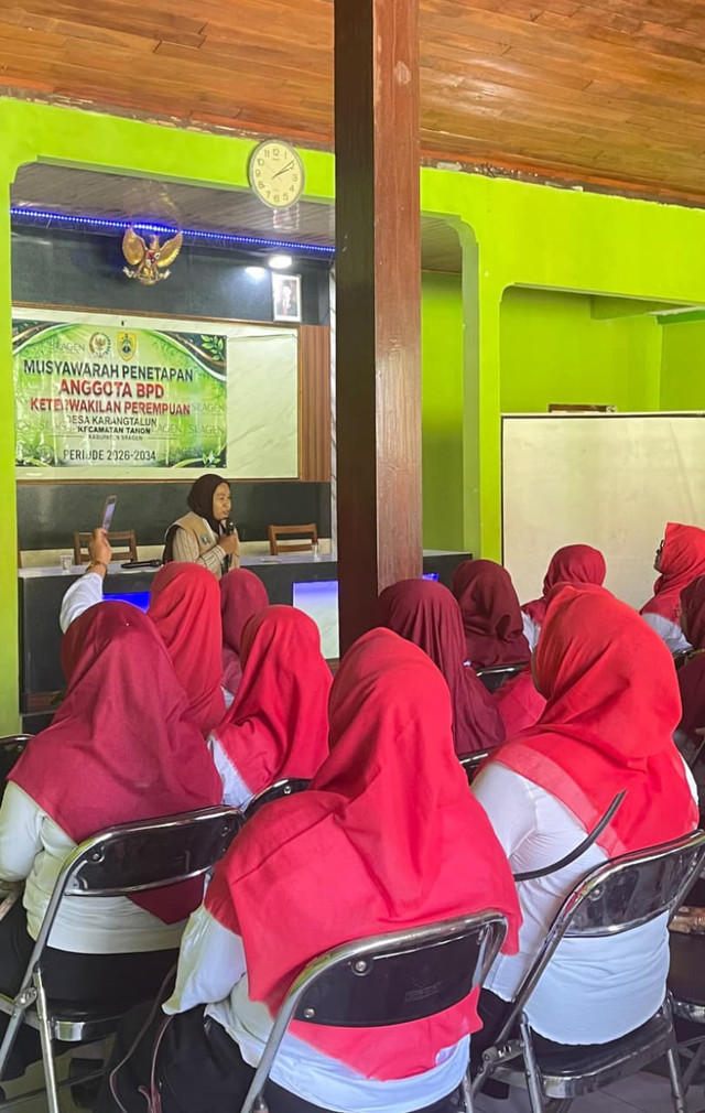 Sosialisasi Inovasi Pangan Lokal berupa diversifikasi kacang tanah menjadi minuman nabati bersama ibu-ibu PKK di Balai Desa Karangtalun, Jumat (7/8/2026). Foto: Putri Larasati