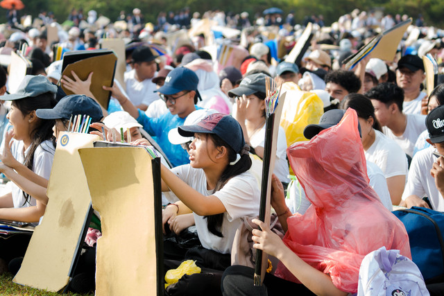 Mahasiswa baru mengikuti kegiatan paper mob "Gemilang Widyabhawana" dalam rangkaian PKKMB Prabhu Udayana pada Kamis (20/8). Foto: Dok. PKKMB Prabhu Udayana