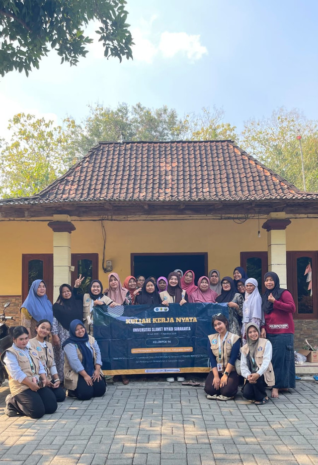 Mahasiswa KKN-PPM UNISRI bersama ibu-ibu PKK Karangtalun mengabadikan momen setelah kegiatan edukasi “Klik Bijak”, Minggu (16/08/2026). (Foto:Khoirunnisa)