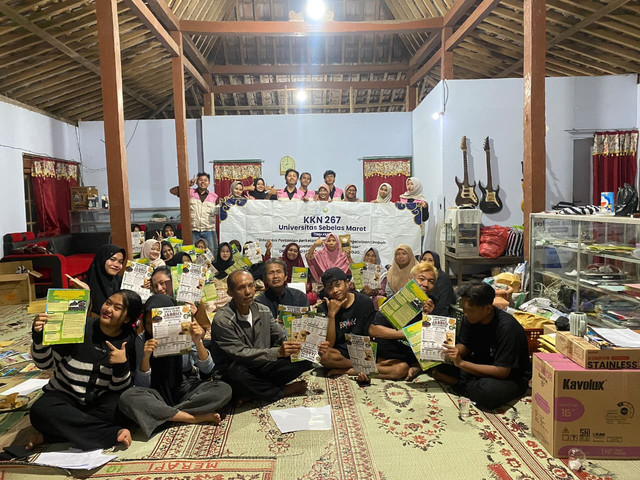 Mahasiswa KKN 267 UNS melakukan Program Pemberdayaan Masyarakat Melalui Pelatihan Produksi Arang Dari Bonggol Jagung (Briket) Sebagai Produk Unggulan Desa Kerjo Lor, Kecamatan Ngadirojo, Kabupaten Wonogiri. Dok. Pribadi.