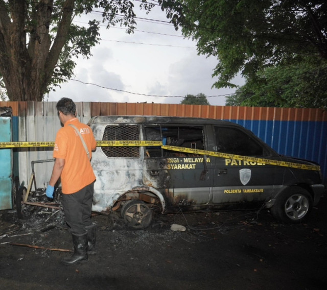 Mobil patroli milik Polsek Tambaksari Surabaya diduga dibakar seorang pria pada Kamis (20/8). Foto: Dok. Istimewa
