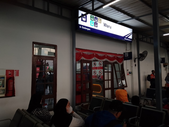 Penumpang menunggu kereta di peron dalam Stasiun Waru. (Foto. Dokumen Pribadi – W.S Nurbaiti)