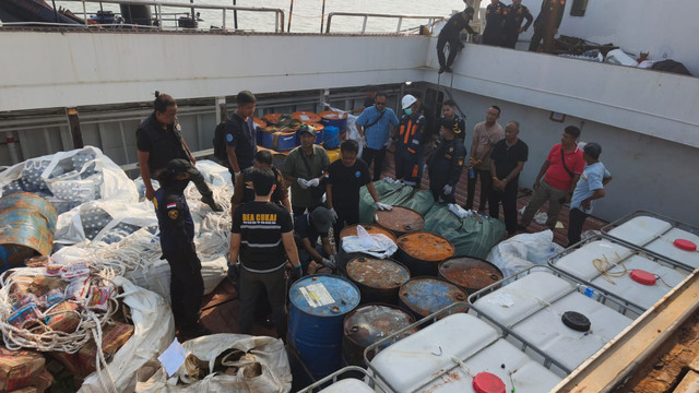Direktorat Jenderal Bea dan Cukai (DJBC) bersama Badan Narkotika Nasional (BNN) RI dan Polda Kepri gagalkan upaya peredaran gelap narkotika jenis methamphetamine (sabu) cair seberat sekitar 2,6 ton di wilayah perairan Kepulauan Riau, 17-18 Agustus Foto: Dok. Istimewa
