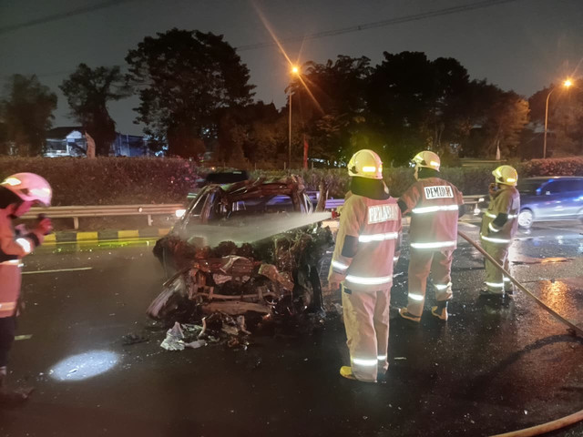 Sebuah mobil terbakar di KM 1/400 Tol Jagorawi pada Jumat (21/8). Foto: Command Center Gulkarmat DKI Jakarta