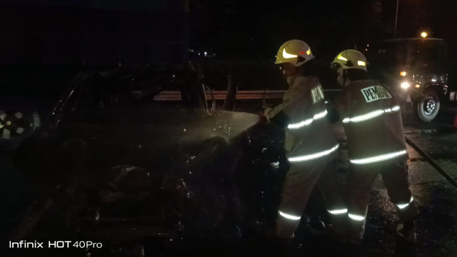 Sebuah mobil terbakar di KM 1/400 Tol Jagorawi pada Jumat (21/8). Foto: Command Center Gulkarmat DKI Jakarta