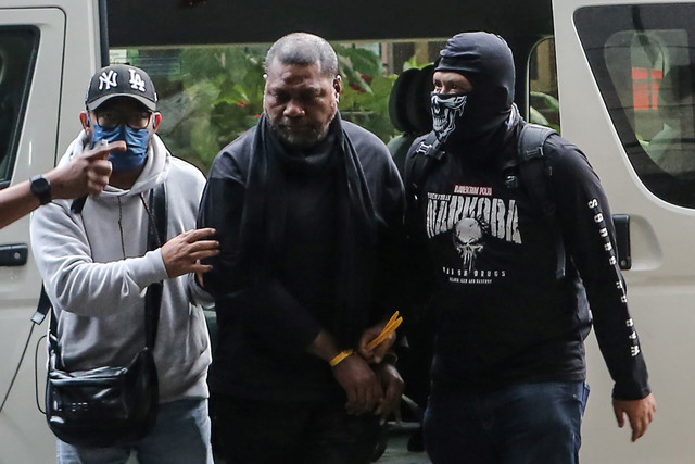Petugas mengawal tersangka kasus dugaan pengedar narkotika Basri Lewaimang (tengah) setibanya di Bareskrim Polri, Jakarta, Kamis (20/8/2026). Foto: Asprilla Dwi Adha/ANTARA FOTO
