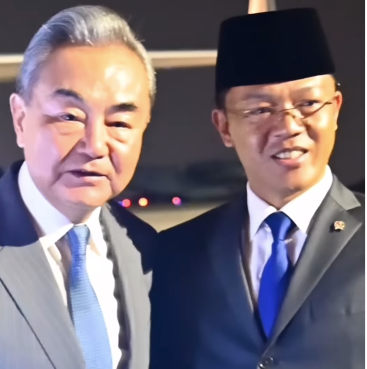 Menlu RI Sugiono (kanan) sambut Menlu China Wang Yi di Jakarta, Kamis (20/8/2026) malam. Foto: Instagram/@sugiono_58