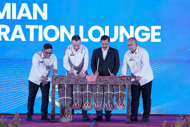 Menteri Imipas Agus Andrianto meresmikan tiga Immigration Lounge di Sumatera Utara sekaligus mengukuhkan 53 Petugas Imigrasi Pembina Desa (PIMPASA) dalam kegiatan Penyerahan Sertifikat Desa Binaan Imigrasi di Medan, Sumut, Kamis (20/8).  Foto: Dok. Kemenimipas