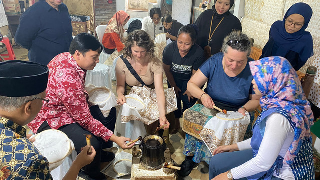 Foto proses membatik bersama para asesor ACQUIN, Minggu, 26 Juli 2026 | Sumber: Ananda Ayu Diah Astuti, pribadi.