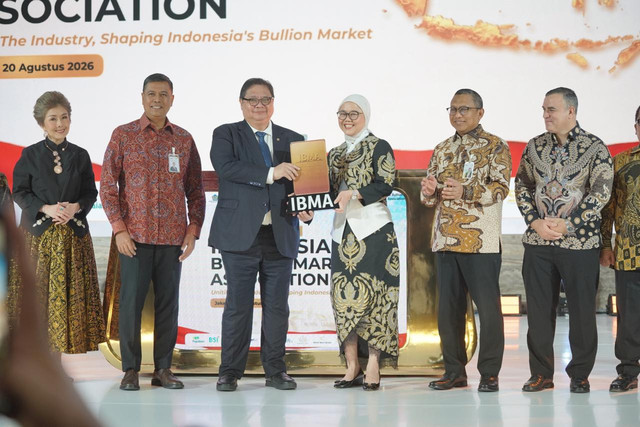 Direktur Pemasaran, Penjualan dan Pengembangan Produk PT Pegadaian, Selfie Dewiyanti (ketiga dari kanan) saat dipilih menjadi ketua umum Indonesia Bullion Market Association (IBMA) oleh Menteri Koordinator Bidang Perekonomian Republik Indonesia, Airlangga Hartarto (ketiga dari kiri) di BSI Tower, Jakarta pada Kamis (20/08). Foto: Dok. Pegadaian