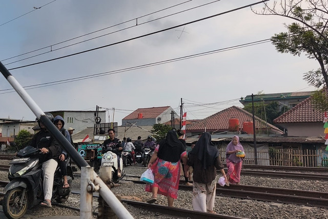 Perlintasan sebidang sempit menuju Bekasi-Jakarta yang biasa dilewati pengendara sepeda motor dan pejalan kaki di Jalan Pangeran Jayakarta I, Bekasi, Jumat (21/8/2026). Foto: Aditya Nugraha/kumparan