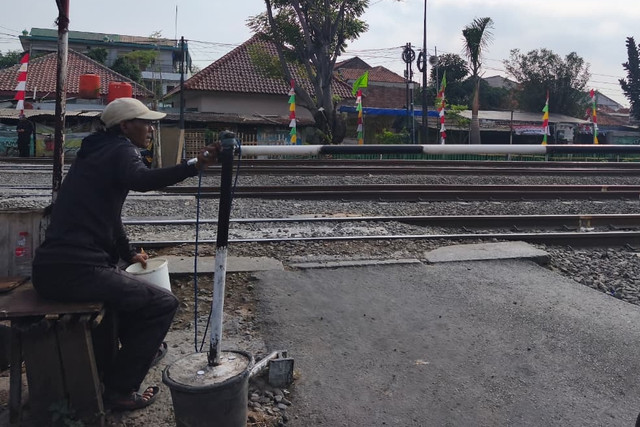 Perlintasan sebidang sempit menuju Bekasi-Jakarta yang biasa dilewati pengendara sepeda motor dan pejalan kaki di Jalan Pangeran Jayakarta I, Bekasi, Jumat (21/8/2026). Foto: Aditya Nugraha/kumparan