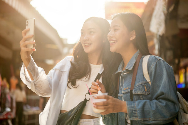 Jajan dan jalan makin easy bersama BRI. Foto: BongkarnGraphic/Shutterstock