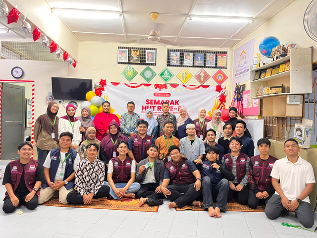 Dosen dan mahasiswa FDIK PTIQ Jakarta merayakan HUT RI ke-81 bersama diaspora Indonesia di Sanggar Bimbingan Kampung Baru, Kuala Lumpur.