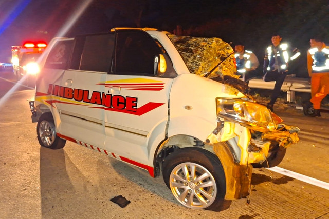 Kondisi mobil ambulans yang terlibat kecelakaan beruntun di Tol Batang pada Rabu (19/8/2026). Foto: Polresta Batang