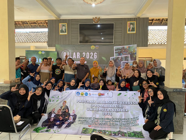 Mahasiswa PROMAHADESA dan masyarakat desa Suco mengikuti pelatihan pembuatan Sucotea di balai desa Suco, Mumbulsari, Jember.