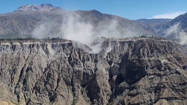 Debu melayang di udara setelah gempa bumi di Pausa, Peru, Jumat (20/8/2026). Foto: Radio Pauza en la Noticia/via REUTERS