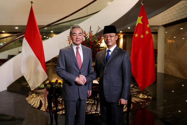 Menteri Luar Negeri Sugiono berjabat tangan dengan Menteri Luar Negeri China Wang Yi sebelum pertemuan di Kementerian Luar Negeri di Jakarta, Jumat (21/8/2026). Foto: Edgar Su/REUTERS