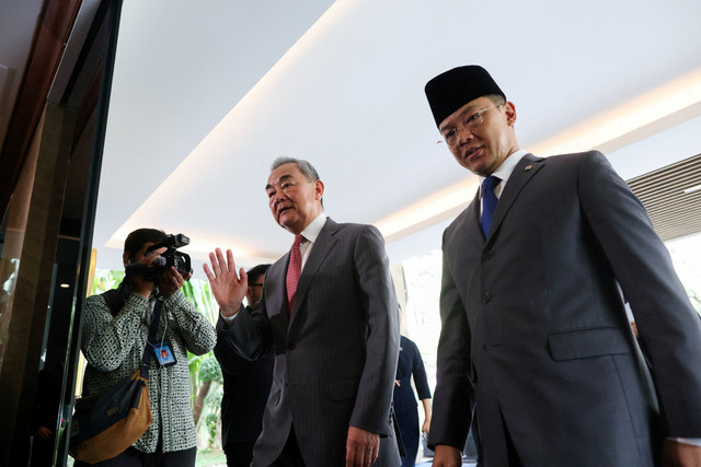 Menteri Luar Negeri Sugiono menyambut kunjungan Menteri Luar Negeri China Wang Yi di Kementerian Luar Negeri di Jakarta, Jumat (21/8/2026). Foto: Edgar Su/REUTERS