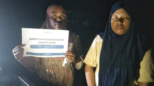 DT Peduli Hadir Langsung Memberikan Bantuan Berupa Obat-obatan untuk Para Pengungsi Gempa yang terjadi di Kabupaten Sikka, NTT (Sumber: DT Peduli)