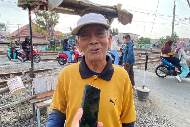 Ahmad, penjaga perlintasan sebidang sempit Bekasi-Jakarta di Jalan Pangeran Jayakarta I, Bekasi, Jumat (21/8/2026). Foto: Aditya Nugraha/kumparan