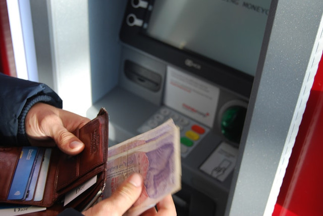 Kenapa Mesin ATM Mengeluarkan Suara. Unsplash.com/Nick Pampoukidis