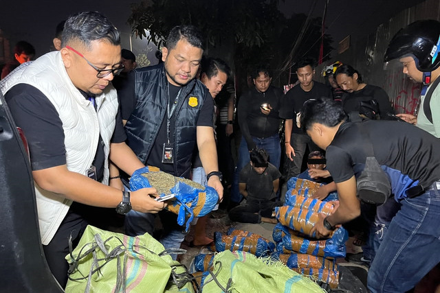 Polisi tangkap pelaku yang mengangkut narkoba sebanyak 93 kilogram ganja di Medan, Jumat (14/8/2026). Foto: Polrestabes Medan