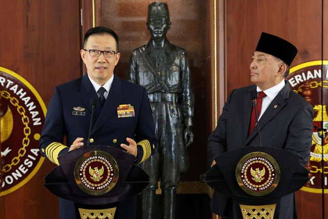 Menteri Pertahanan Sjafrie Sjamsoeddin  dan Menteri Pertahanan China Laksamana Dong memberikan keterangan pers bersama di Kantor Kemhan RI, Jakarta, Jumat (21/8/2026). Foto: Ajeng Dinar Ulfiana/Reuters