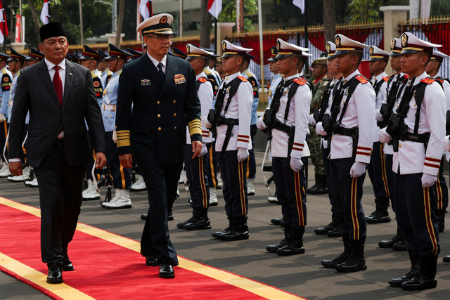 Menteri Pertahanan Sjafrie Sjamsoeddin dan Menteri Pertahanan China Laksamana Dong Jun mengikuti upacara penyambutan di Kementerian Pertahanan, Jakarta, Jumat (21/8/2026). Foto: Ajeng Dinar Ulfiana/Reuters