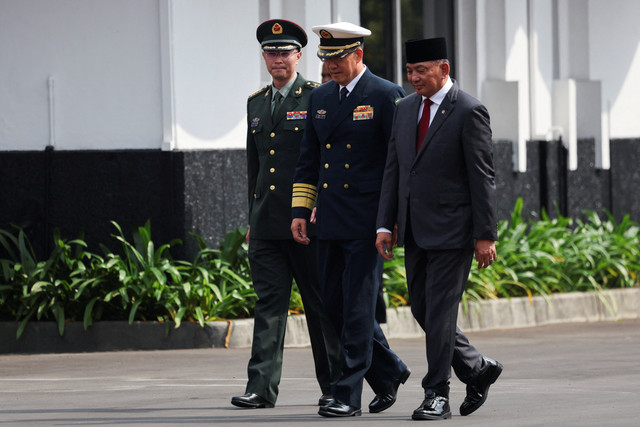 Menteri Pertahanan Sjafrie Sjamsoeddin menyambut kedatangan Menteri Pertahanan China Laksamana Dong Jun di Kementerian Pertahanan, Jakarta, Jumat (21/8/2026). Foto: Ajeng Dinar Ulfiana/Reuters