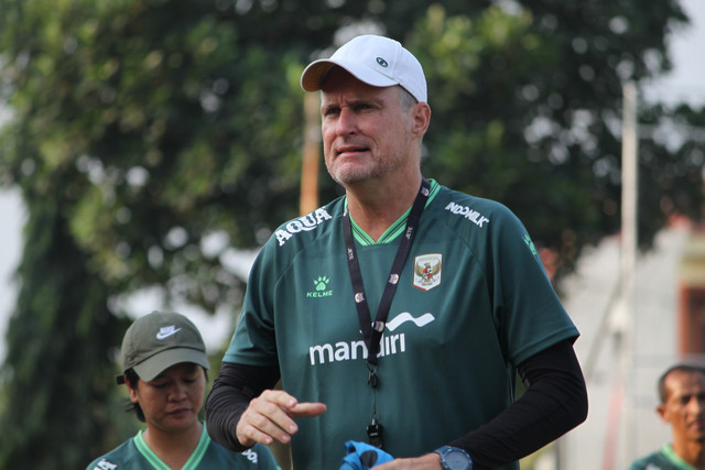 Pelatih Timnas Wanita Indonesia U-16 Garuda Pertiwi, Timo Scheunemann memberikan arahan kepada skuadnya saat Training Camp di Kabupaten Kudus, Jawa Tengah. Foto: Vega Maarijil Ula/kumparan