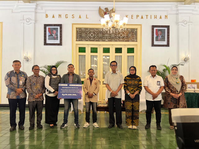 Penyerahan dana untuk mahasiswa asal Nusa Tenggara Timur (NTT) yang terdampak gempa, di Bangsal Kepatihan, Kantor Gubernur DIY, pada Rabu (19/8). Foto: Pandangan Jogja/Danang BK.