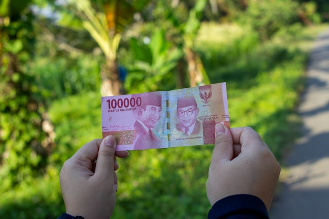 Ilustrasi apakah uang sobek masih berlaku.Foto: Muhammad Daudy / Unsplash