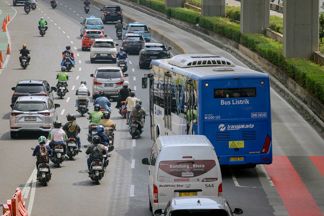 Bus Transjakarta melintas di Jalan Rasuna Said, Jakarta, Jumat (21/8/2026). Foto: Jamal Ramadhan/kumparan