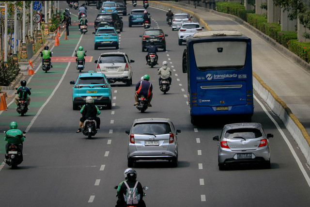 Bus Transjakarta melintas di Jalan Rasuna Said, Jakarta, Jumat (21/8/2026). Foto: Jamal Ramadhan/kumparan