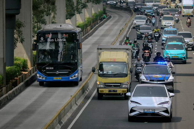 Bus Transjakarta melintas di Jalan Rasuna Said, Jakarta, Jumat (21/8/2026). Foto: Jamal Ramadhan/kumparan