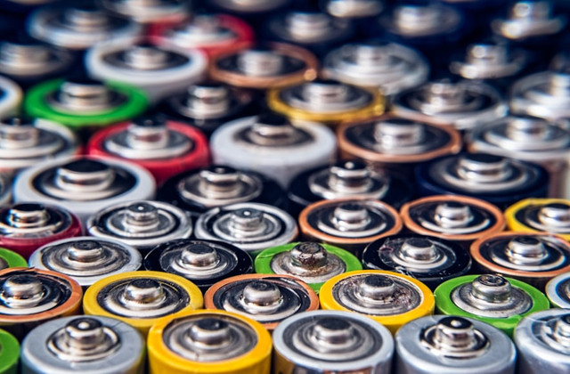 Ilustrasi Apakah Baterai Boleh Campur Merek, Foto:Unsplash/Roberto Sorin