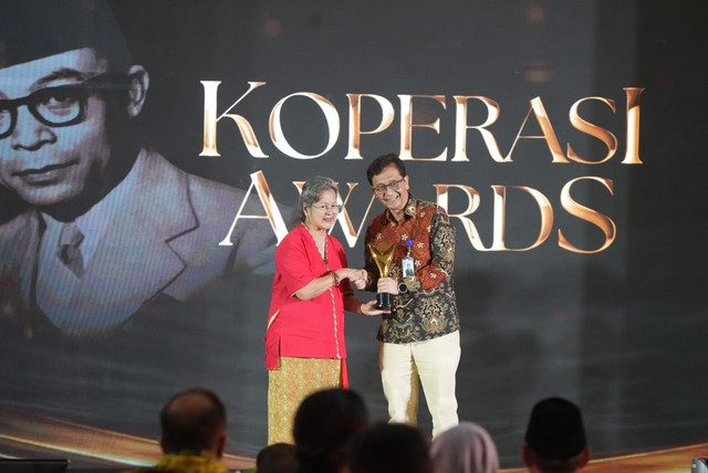BPJS Kesehatan raih penghargaan Bakti Koperasi Pradana Nayaka dari Kementerian Koperasi berkat kontribusinya memperluas akses layanan JKN melalui Klinik dan Apotek Desa/Kelurahan Merah Putih, Kamis (20/8/2026). Foto: BPJS Kesehatan