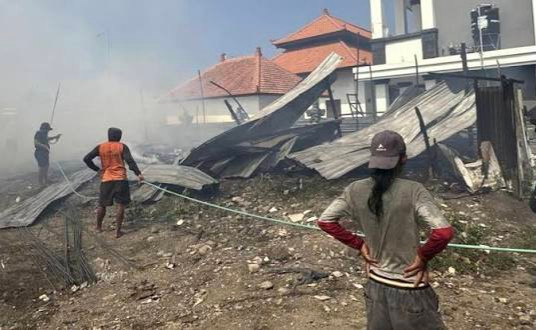 Proses pemadaman kebakaran bedeng proyek yang terletak di Jalan Batu Mejan, Desa Canggu, Kecamatan Kuta Utara, Badung, pada Kamis (20/8/2026). Foto: Polres Badung