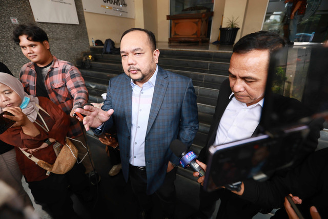 Pengacara Ahmad Dhani, Aldwin Rahadian saat memberi keterangan terkait dugaan artis inisial E melakukan pelecehan seksual di Polda Metro Jaya, Jakarta, Jumat, (21/8/2026).
 Foto: Agus Apriyanto