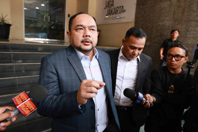 Pengacara Ahmad Dhani, Aldwin Rahadian saat memberi keterangan terkait dugaan artis inisial E melakukan pelecehan seksual di Polda Metro Jaya, Jakarta, Jumat, (21/8/2026).
 Foto: Agus Apriyanto